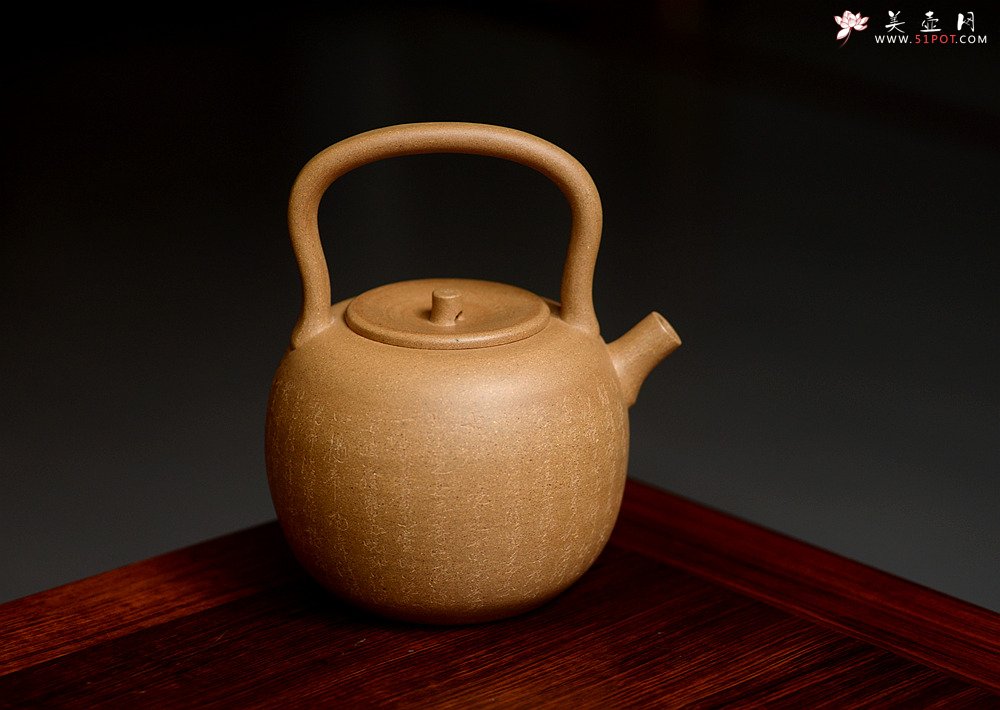 紫砂壶图片：淞庐原创作品 饱满挺拔 雅致文气 全手心经提梁 可以烧水的巨轮 - 美壶网