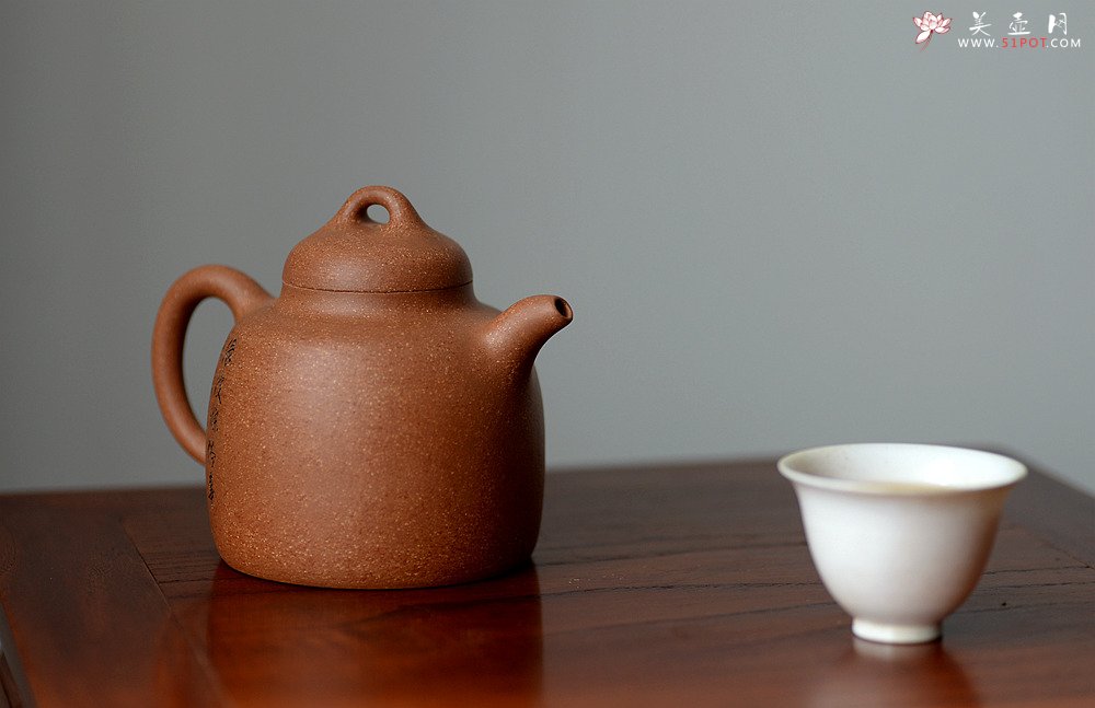 紫砂壶图片：细刻如丝 黄龙山降坡泥 全手高士壶 饱满大气 - 美壶网