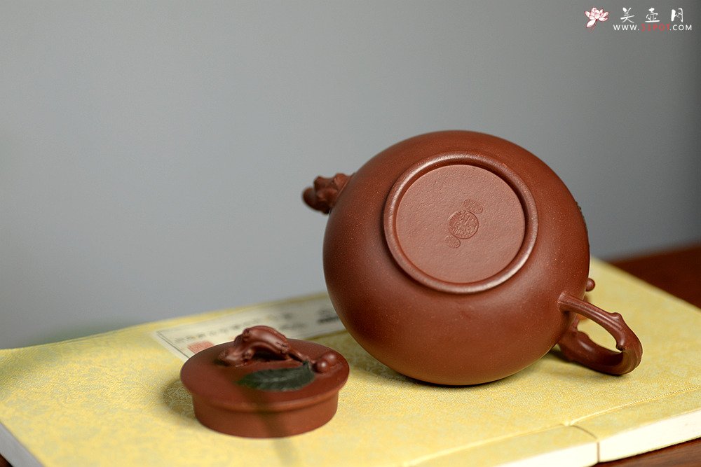 紫砂壶图片：红豆生南国 春来发几枝  孙伟强张新亚合作 原创作品 红豆  - 美壶网