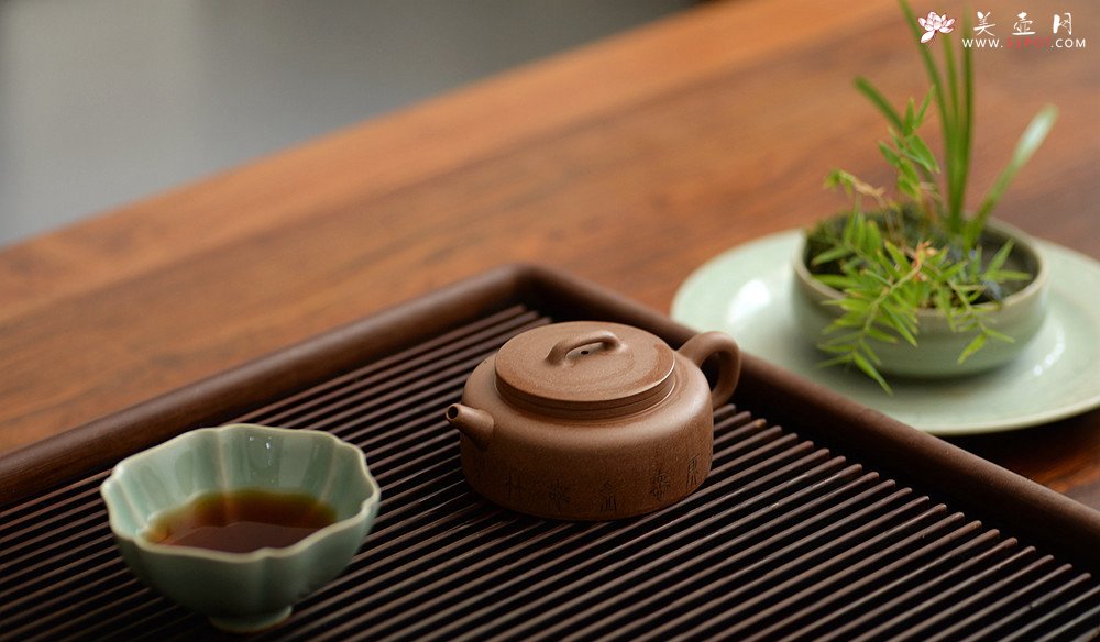 紫砂壶图片：詹黎明全手新品 王俊平装饰 圆润不失刚劲 文气周盘 - 美壶网