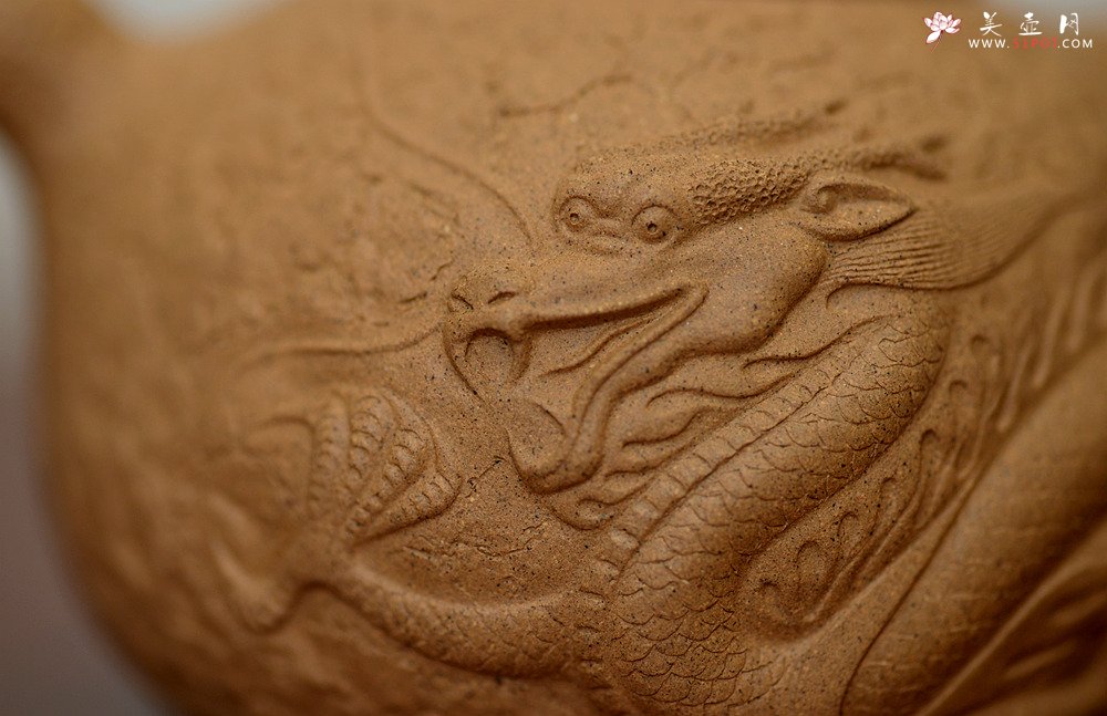 紫砂壶图片：谢多莲全手精品 游龙龚春 古朴之味 游龙生动逼真  - 美壶网