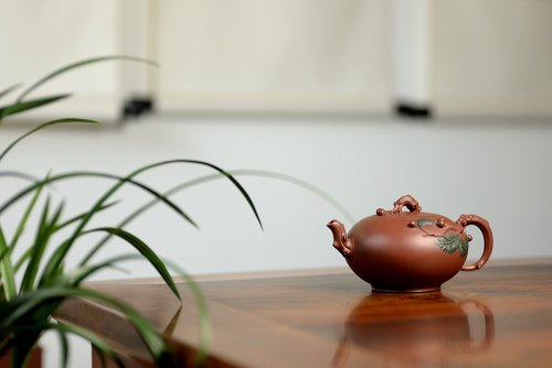 孙伟强紫砂壶 红豆生南国 春来发几枝  孙伟强张新亚合作 原创作品 红豆  原矿清水泥