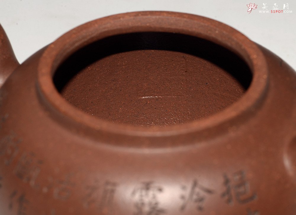 紫砂壶图片：张听钢精刻之作 全手平盖莲子 摹古清.申锡 耐品古朴 - 美壶网