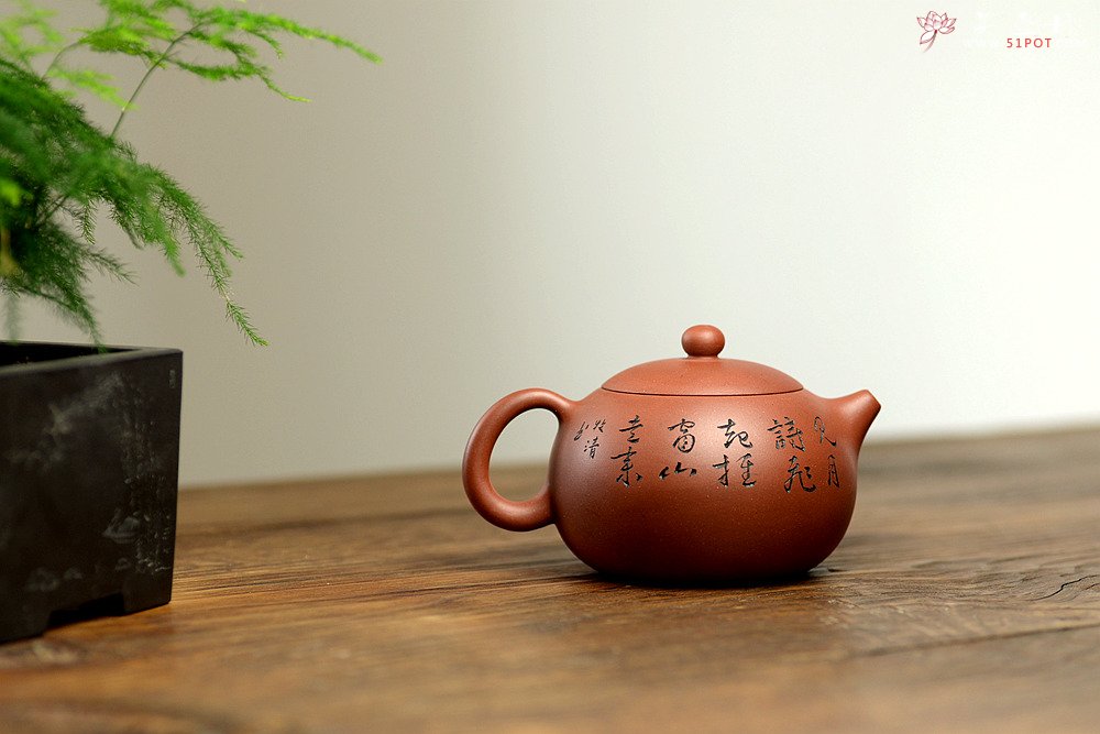 紫砂壶图片：优质老清水泥 圆润饱满 可人西施 文气的装饰  - 美壶网