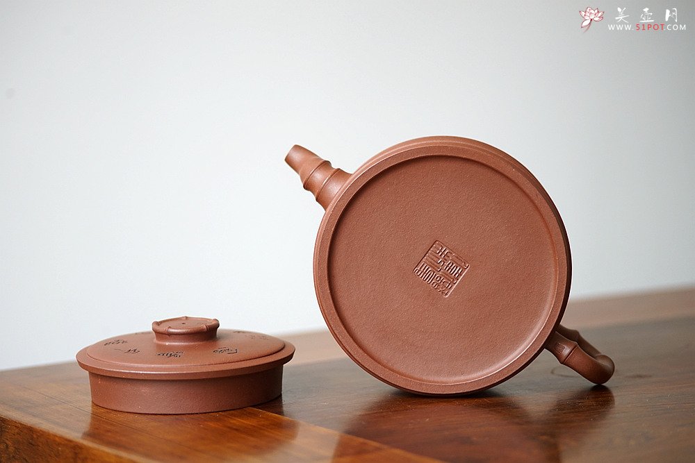 紫砂壶图片：史云棠高徒储俊伟作品 刘世涛装饰 文气十足 全手扁竹段 - 美壶网