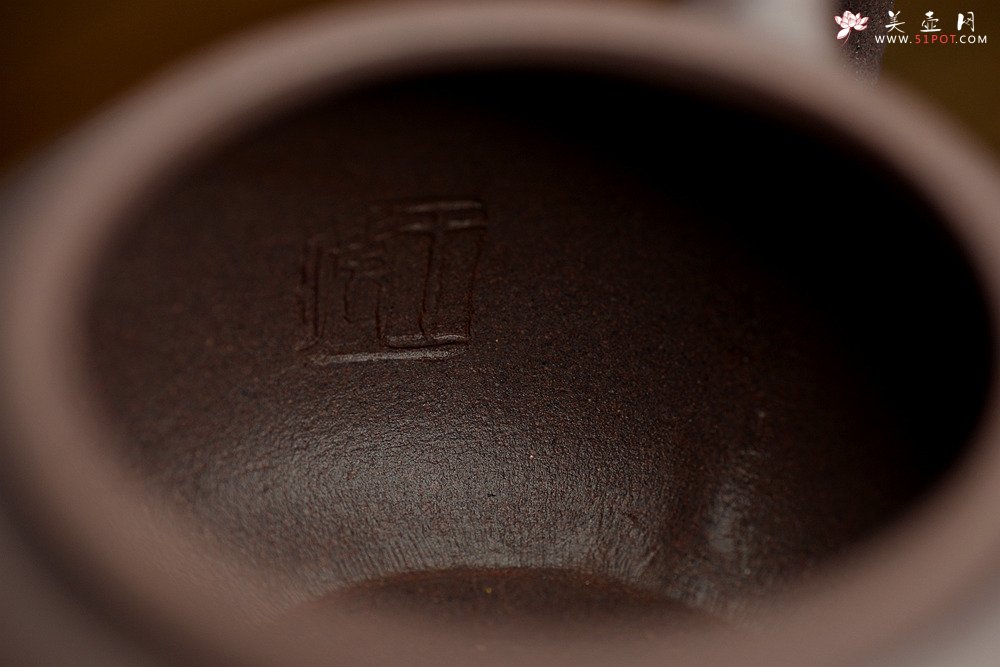 紫砂壶图片：此壶圆润饱满 做工精致 优质青灰泥 全手鼓腹 - 美壶网