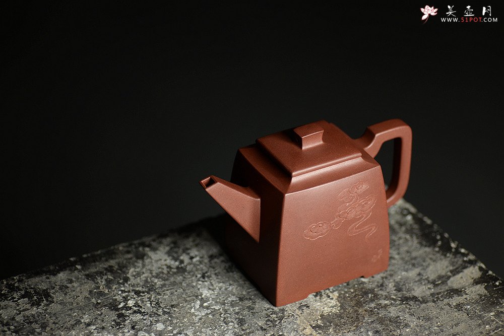 紫砂壶图片：挺拔刚正 稳重大方 文气装饰 空刻逸云 全手志在四方 - 美壶网