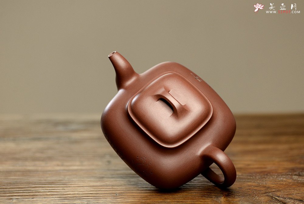 紫砂壶图片：文气装饰 大气磅礴 优质清水 全手传炉 神韵悠长 - 美壶网