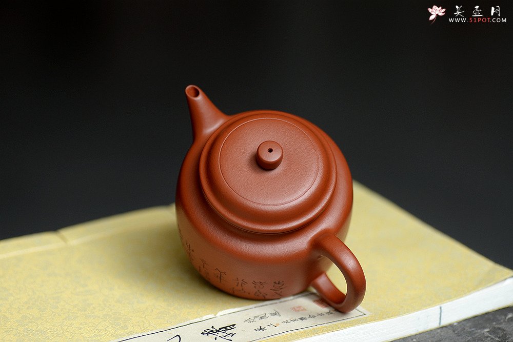 紫砂壶图片：山东篆刻家王福祥甲骨文装饰 经典实用 优质朱泥 德中 - 美壶网