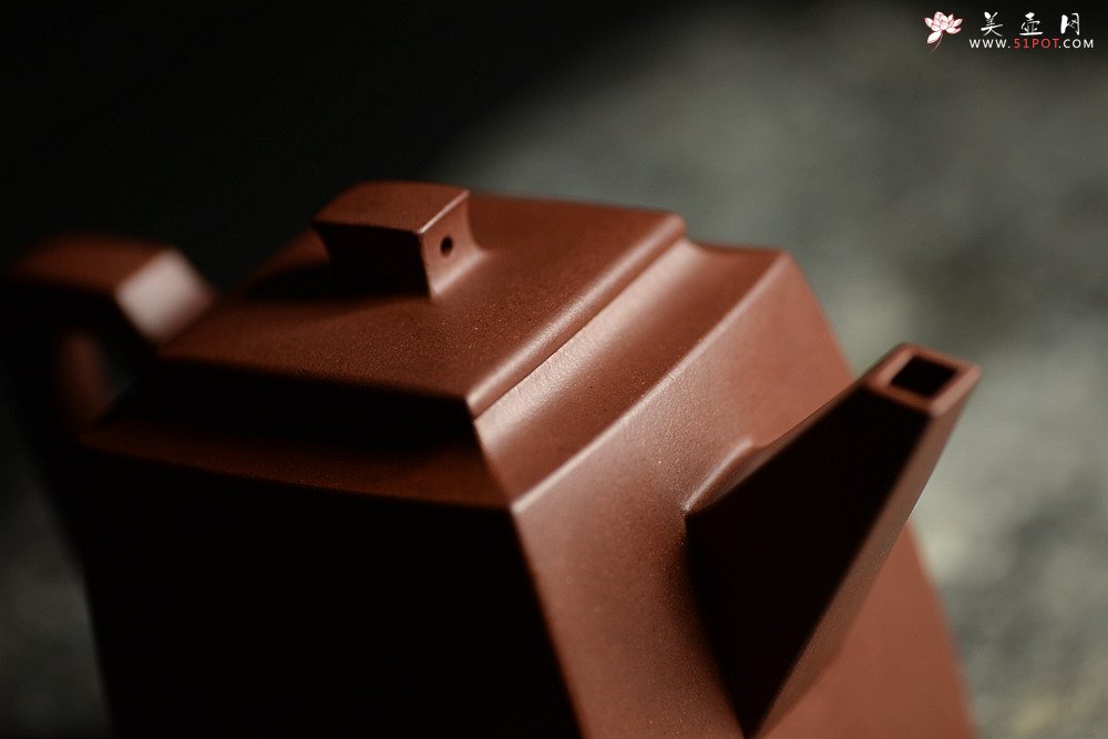 紫砂壶图片：挺拔刚正 稳重大方 文气装饰 空刻逸云 全手志在四方 - 美壶网