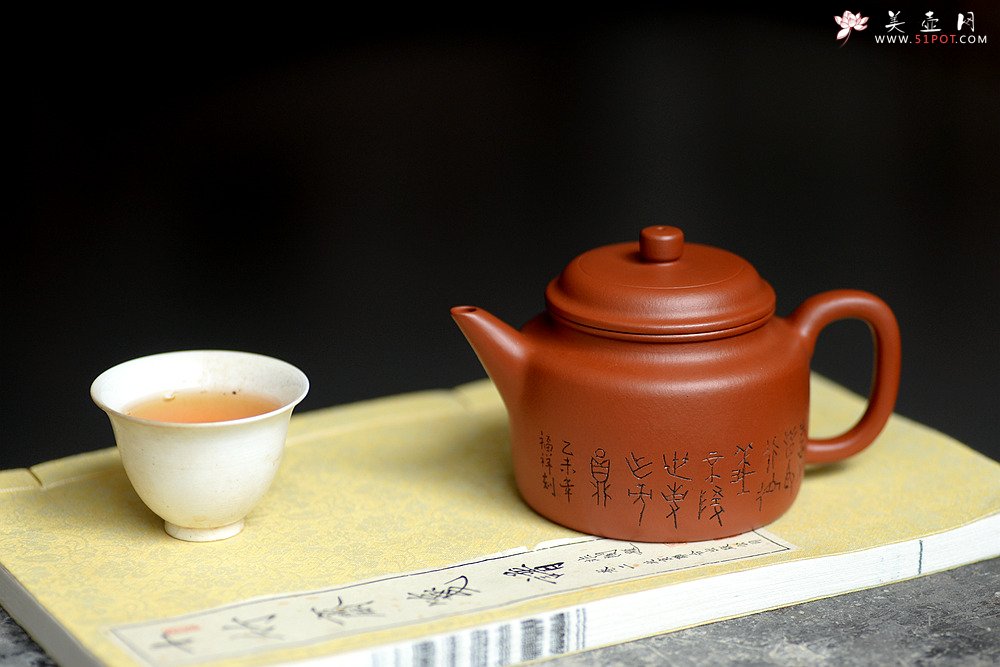 紫砂壶图片：山东篆刻家王福祥甲骨文装饰 经典实用 优质朱泥 德中 - 美壶网