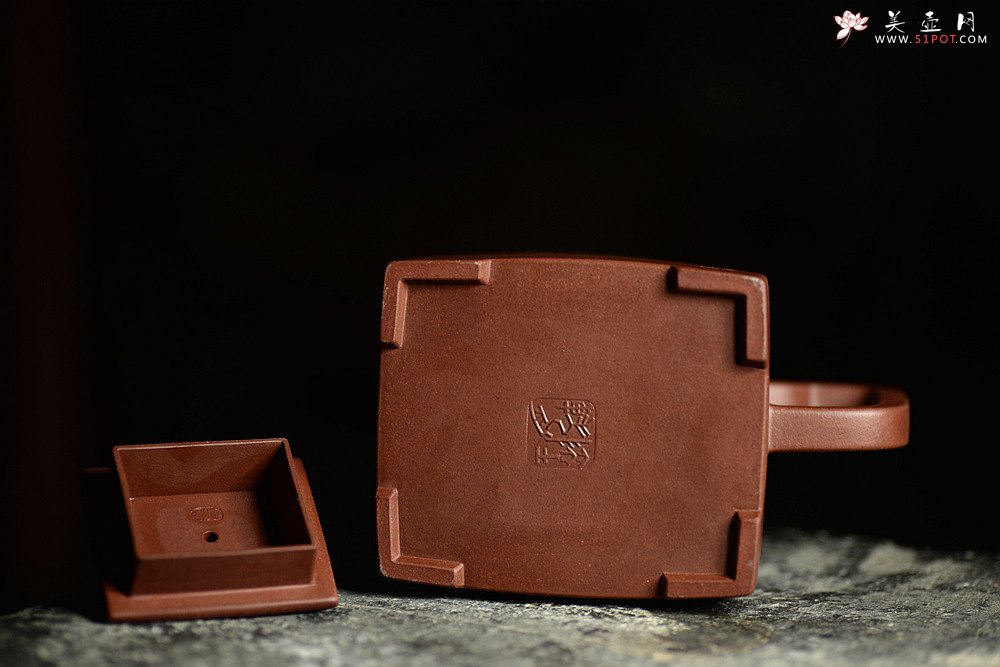 紫砂壶图片：挺拔刚正 稳重大方 文气装饰 空刻逸云 全手志在四方 - 美壶网