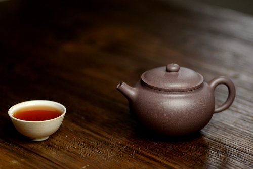 王微紫砂壶 此壶圆润饱满 做工精致 优质青灰泥 全手鼓腹 青灰泥