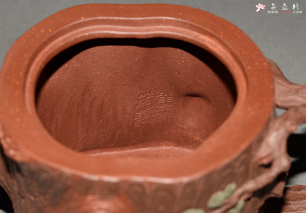 紫砂壶图片：优质地槽青 全手双色大黑松 引人流连 苍劲古松 - 美壶网