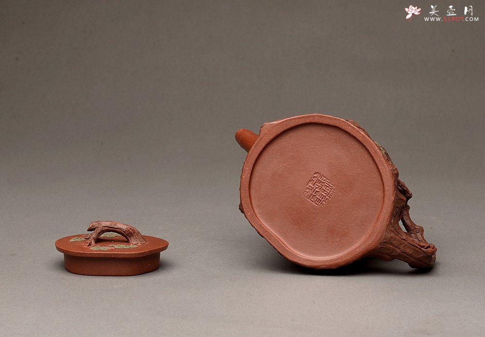 紫砂壶图片：优质地槽青 全手双色大黑松 引人流连 苍劲古松 - 美壶网