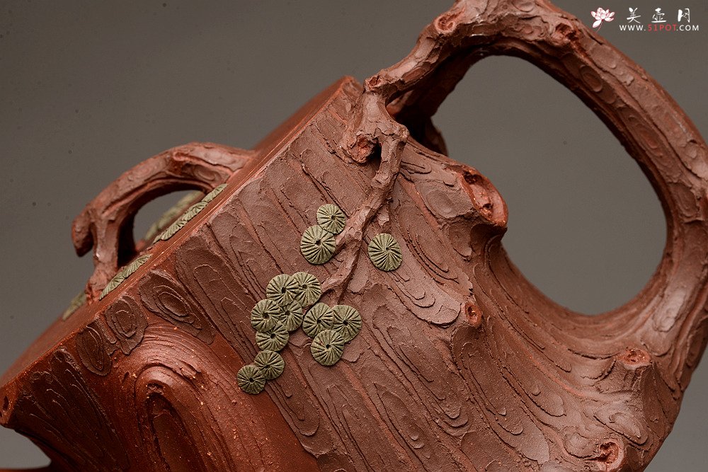 紫砂壶图片：优质地槽青 全手双色大黑松 引人流连 苍劲古松 - 美壶网