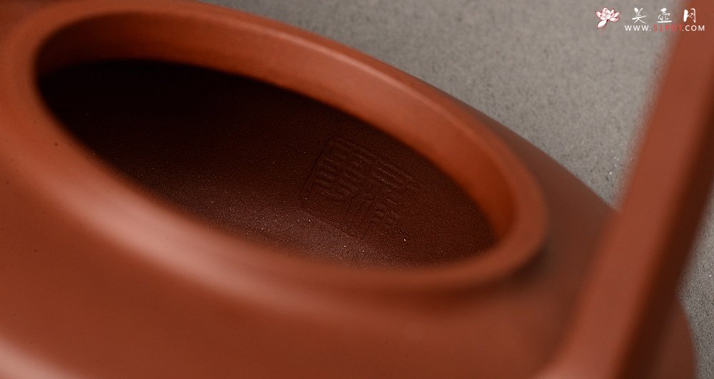 紫砂壶图片：乙未年全手工二等奖作品 端庄大气 原创作品 优质底槽青 玉璧提梁套组 - 美壶网