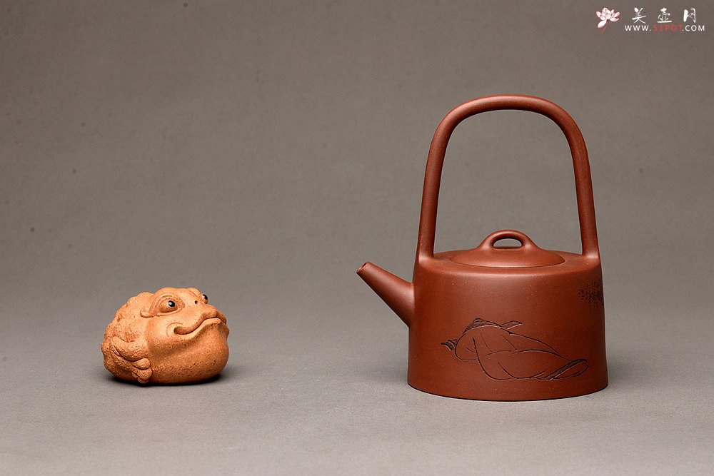 紫砂壶图片：陆逸舟精心装饰 素雅之作 挺拔俊秀 全手曼生提梁  - 美壶网