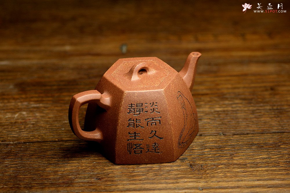 紫砂壶图片：油润降坡泥 造型敦厚 过度圆润 颇富特色 全手六方井栏  - 美壶网