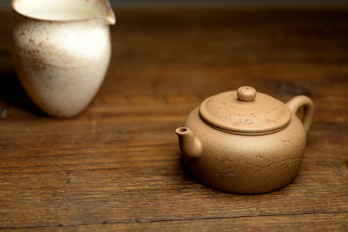 唐文紫砂壶 国助工唐文新作 五彩段泥隐乐壶  端庄秀气 助工袁德波装饰 原矿段泥