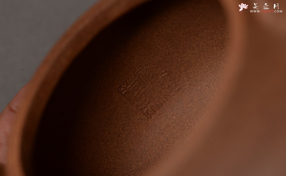 紫砂壶图片：钱建荷全手新作 书房茗器 博古提梁 做工精致 浑厚大气 - 美壶网