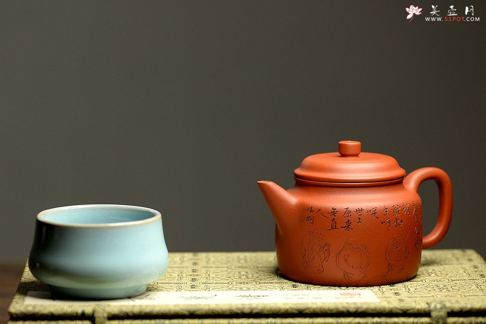 紫砂壶图片：钱伟刚精心装饰三陀图 经典实用 优质朱泥 德中 - 美壶网