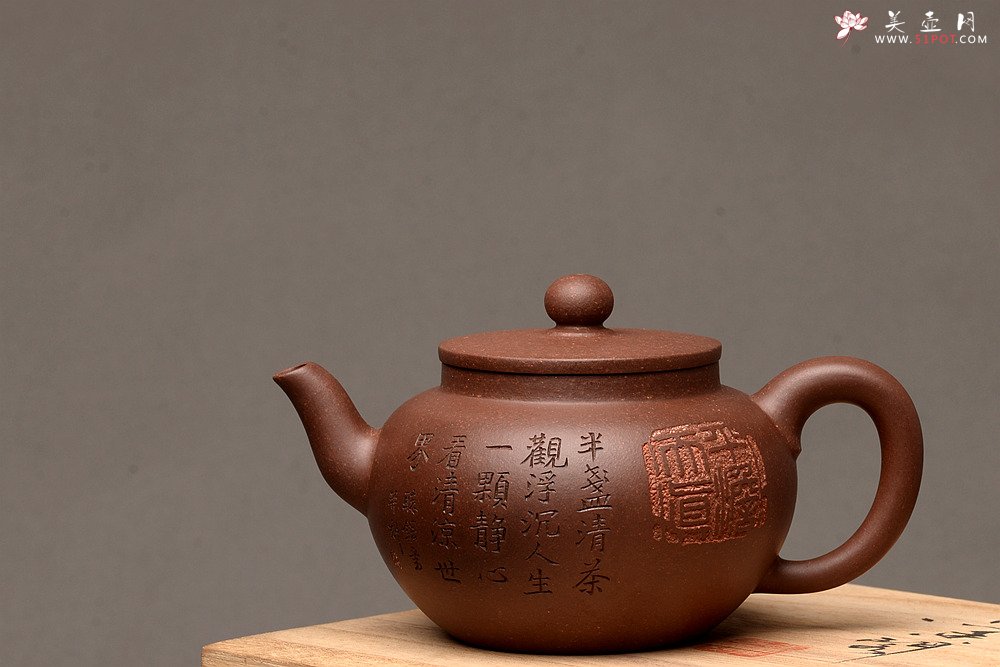 紫砂壶图片：张听钢精刻之作 全手平盖莲子 耐品古朴 油润老紫泥调砂 - 美壶网