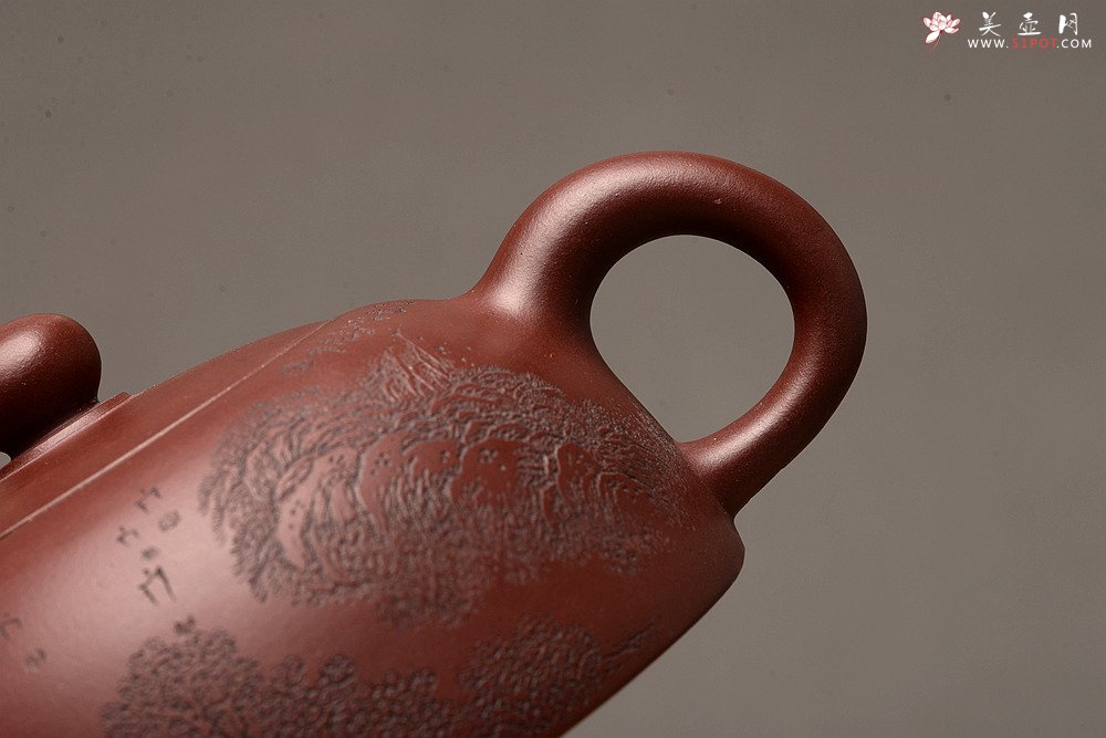 紫砂壶图片： 优质底料 李彦雄通景山水 全手小半月 古体山水 - 美壶网