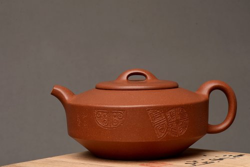 万阗阗紫砂壶 万阗阗作品 国师和石精心装饰瓦当 全手扁石 古味韵长~ 原矿降坡泥