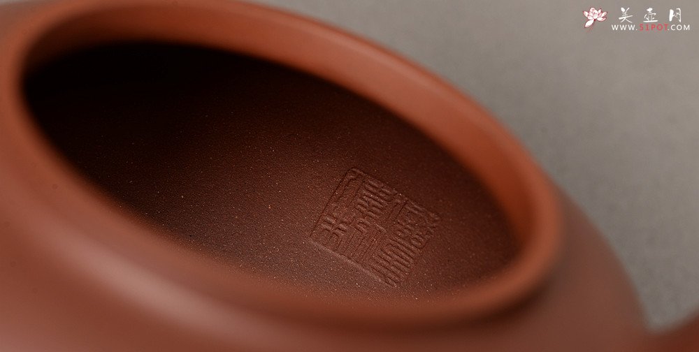 紫砂壶图片：储俊伟乙未精工佳作 油润底槽青 全手三足宝莲提梁 霸气十足 做工精致  - 美壶网