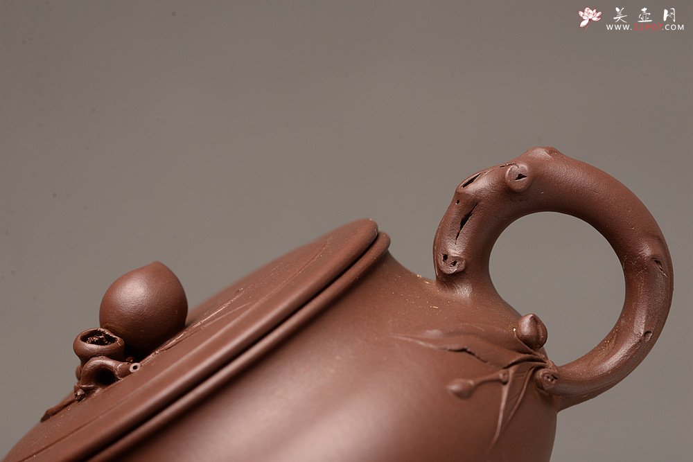 紫砂壶图片：潘丹初全手作品 送礼自用精品~ 优质老紫泥 竹韵桃丰 祝寿 - 美壶网