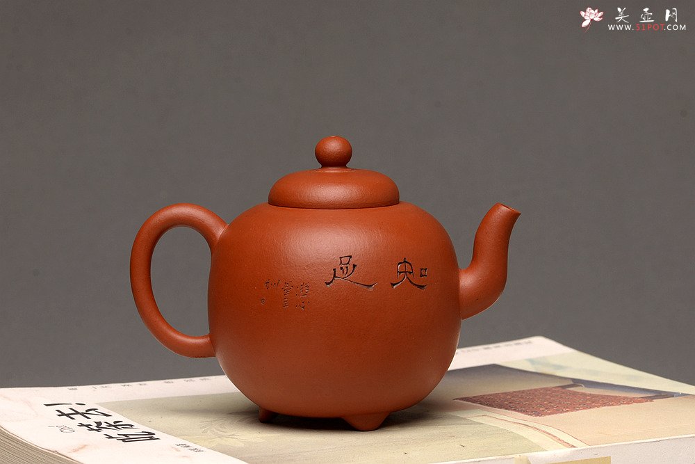 紫砂壶图片：徐亚春新品 优质朱泥 全手三足皓月 游心堂主人装饰 实用佳品 - 美壶网