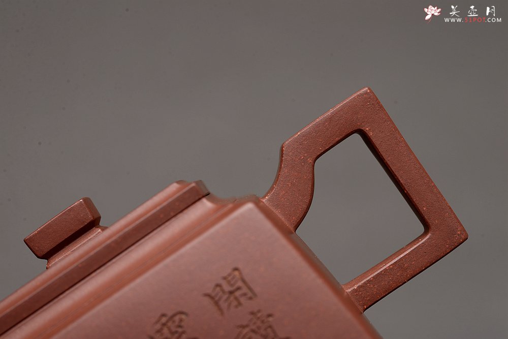 紫砂壶图片：何卫枫乙未年冬作品 赵辉文气陶刻 铁汉柔情 全手新升方 线条挺拔 - 美壶网