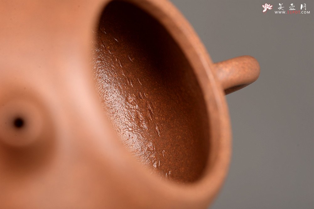 紫砂壶图片：张悦乙未年冬全手作品 段泥小梨形 颇具韵律 优质老段 实用可人 - 美壶网