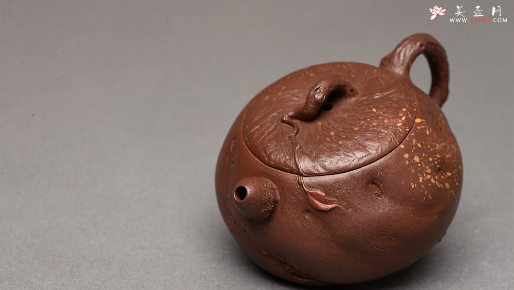 紫砂壶图片：潘丹初乙未冬全手作品 砂滴点点 随型桩 俏人小嘴 秋思 出水暴爽 - 美壶网