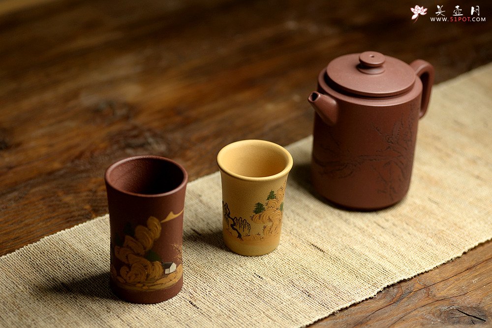 紫砂壶图片：文气 古朴雅致 主人杯 泥绘通景山水 - 美壶网