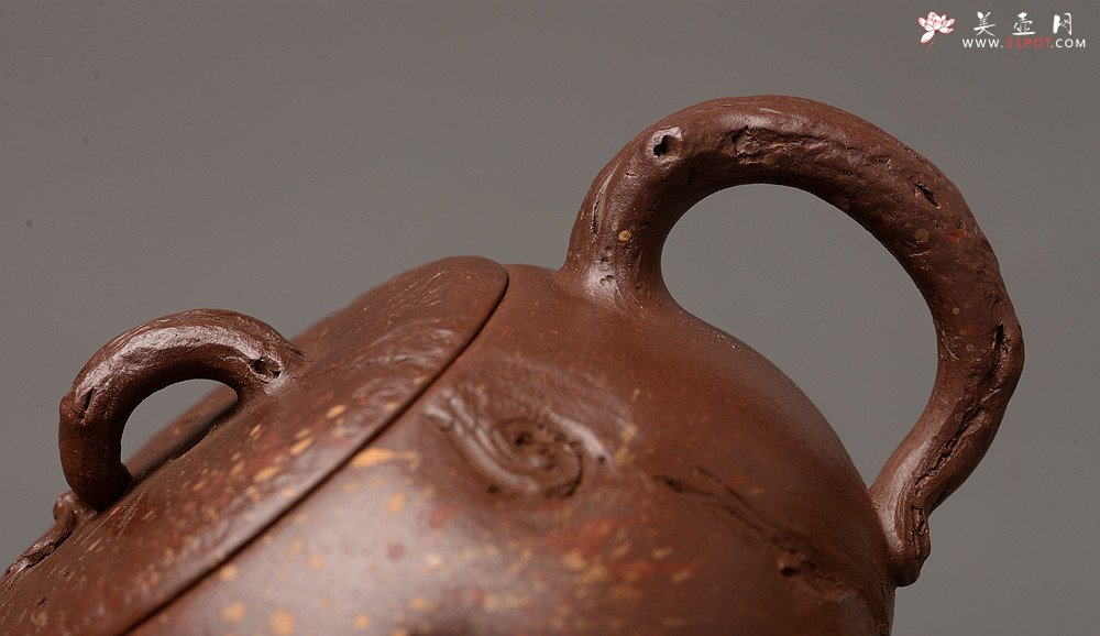 紫砂壶图片：潘丹初乙未冬全手作品 砂滴点点 随型桩 俏人小嘴 秋思 出水暴爽 - 美壶网