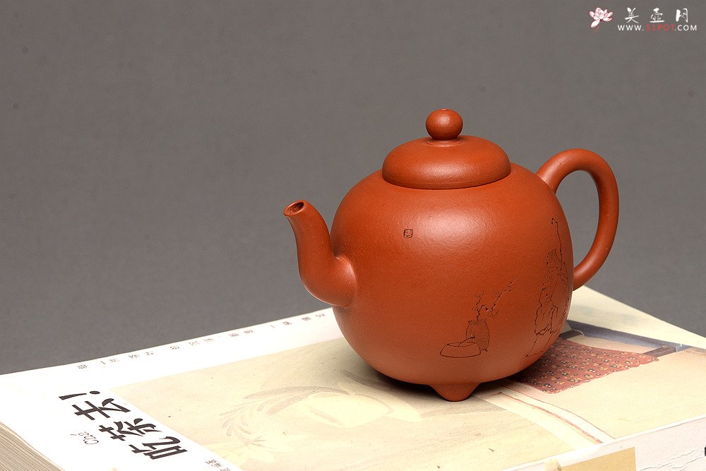 紫砂壶图片：徐亚春新品 优质朱泥 全手三足皓月 游心堂主人装饰 实用佳品 - 美壶网