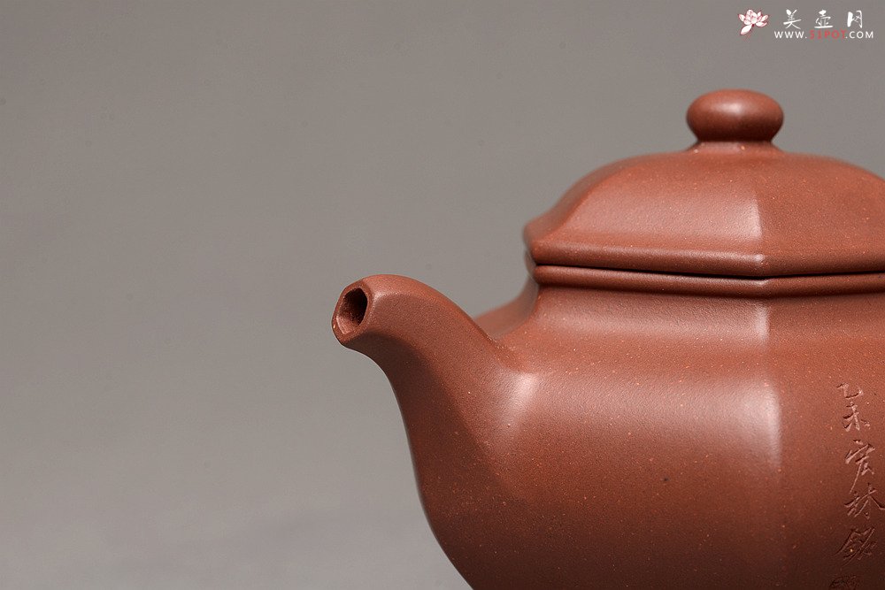 紫砂壶图片：何卫枫最新全手作品  稳重大气 全手恒古六方 国工师陈宏林装饰  - 美壶网