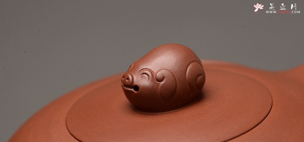 紫砂壶图片：乙未年终全手力作 敦厚可人 处处细节 寓意吉祥 金猪纳福  - 美壶网