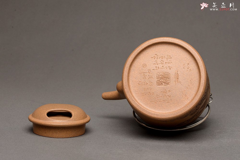 紫砂壶图片：李彦雄精刻山水 饱满匀称 挺拔高俊 全手牛盖洋桶 气韵十足 - 美壶网