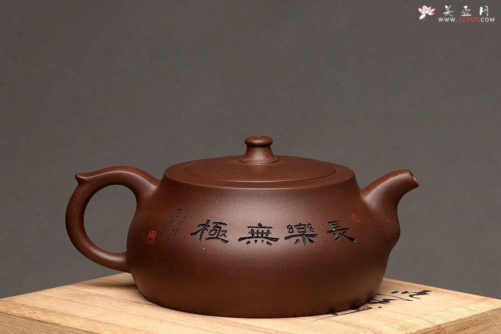 紫砂壶图片：钱伟刚原创 大蕴井栏 惊艳的作品 工整严谨 线条流畅 紫泥 - 美壶网