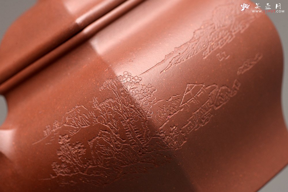 紫砂壶图片：何卫枫最新全手作品  稳重大气 全手恒古六方 国工师陈宏林装饰  - 美壶网