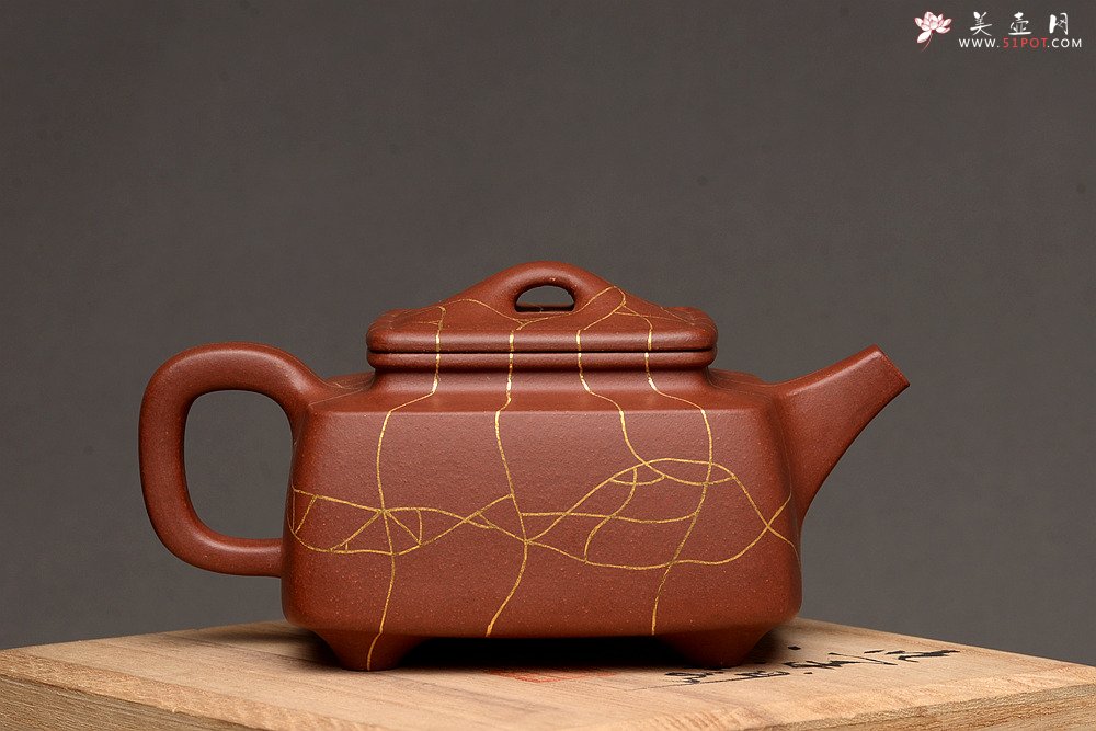 紫砂壶图片：优质底槽青 冰纹魅力~沉稳之作 全手金律四方 真金装饰 - 美壶网