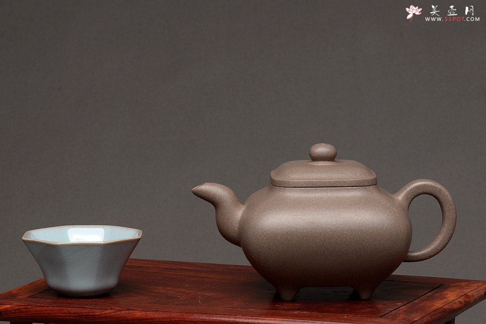 紫砂壶图片：何卫枫最新全手作品  厚重大气 经典传统 老辣传炉 优质青灰泥 - 美壶网