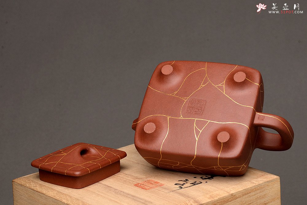 紫砂壶图片：优质底槽青 冰纹魅力~沉稳之作 全手金律四方 真金装饰 - 美壶网