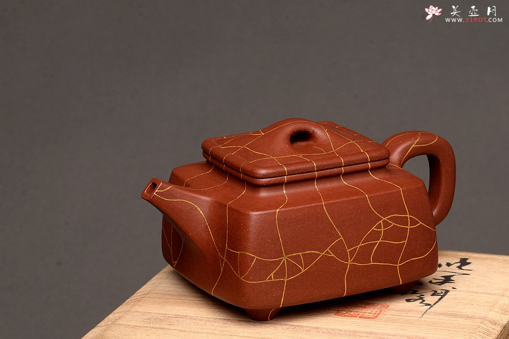 紫砂壶图片：优质底槽青 冰纹魅力~沉稳之作 全手金律四方 真金装饰 - 美壶网