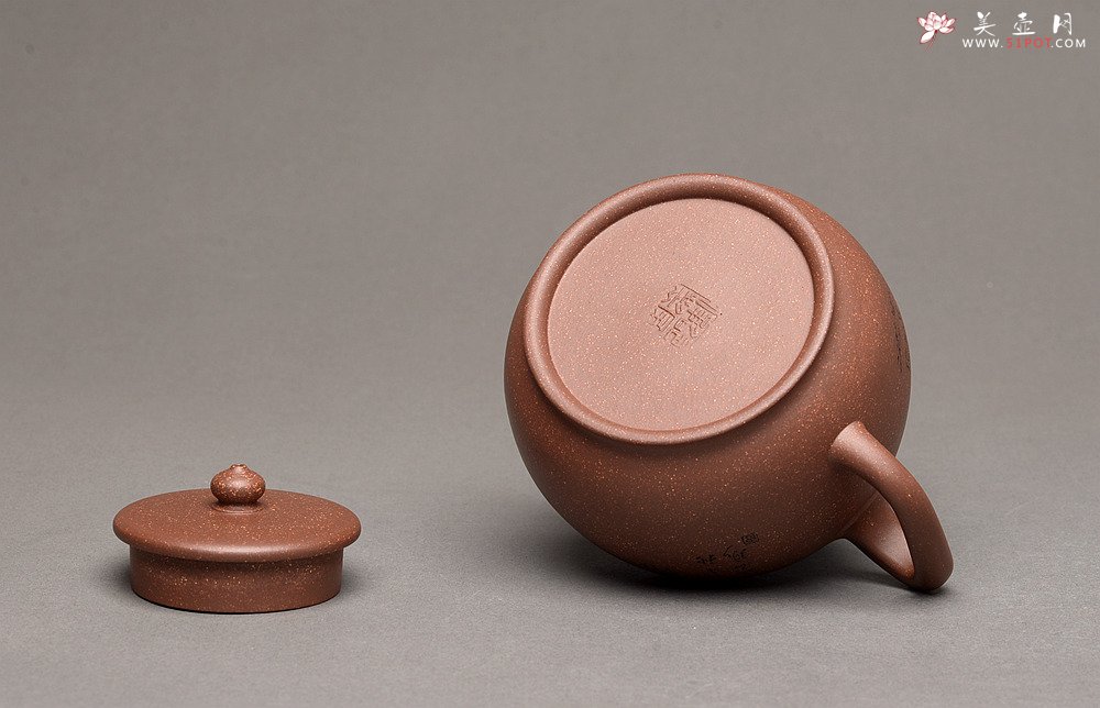 紫砂壶图片：紫泥调砂 金石浓郁 文气之作 全手蕴香 国工和石精刻 - 美壶网