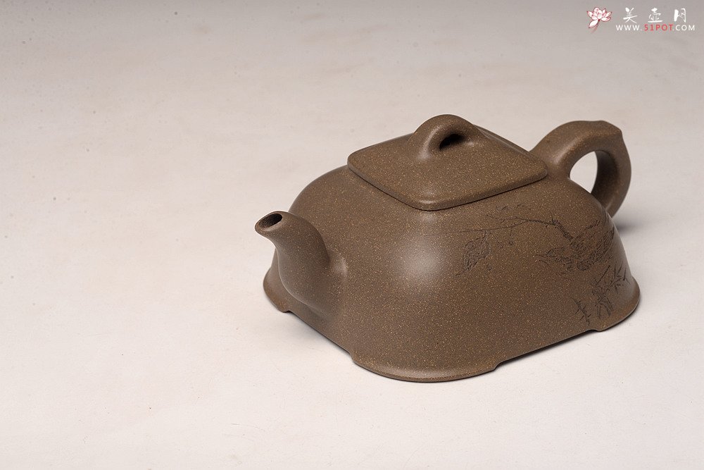 紫砂壶图片：陶刻实力派赵辉装饰  稳重大气 全手墩方 何卫枫经典代表作 做工精致 - 美壶网