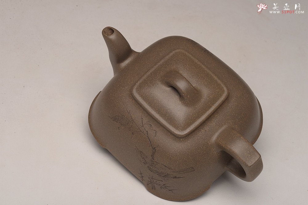 紫砂壶图片：陶刻实力派赵辉装饰  稳重大气 全手墩方 何卫枫经典代表作 做工精致 - 美壶网